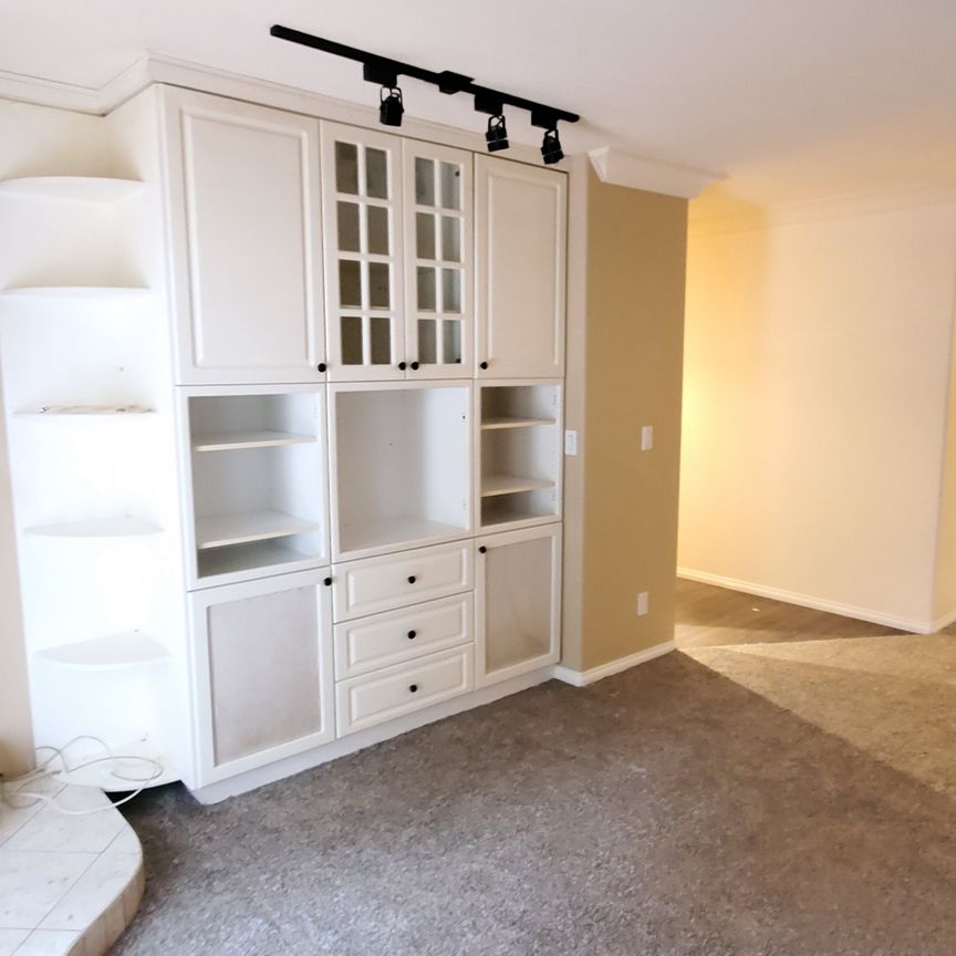 Private Entrance, Free Laundry & Cozy Fireplace, Cat Friendly!! - Photo 1