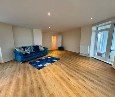 3 bedroom flat to rent - Photo 2