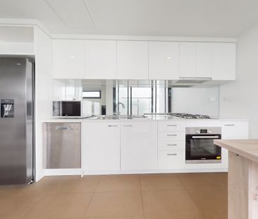 Stylish and Convenient 2-Bedroom Apartment for Rent in Essendon - Photo 5