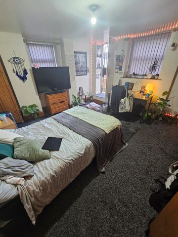 8 Bed - 1 Hill Top Street, Hyde Park, Leeds - LS6 1NW - Student - Photo 5