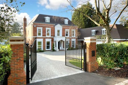 Substantial gated detached family home with annex within approximately 0.6 miles of Little Chalfont tube and train station and shops - Photo 2