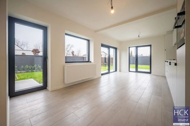 WAREGEM - Totaal gerenoveerde woning met 3 SLPK in residentiële omgeving - Photo 1