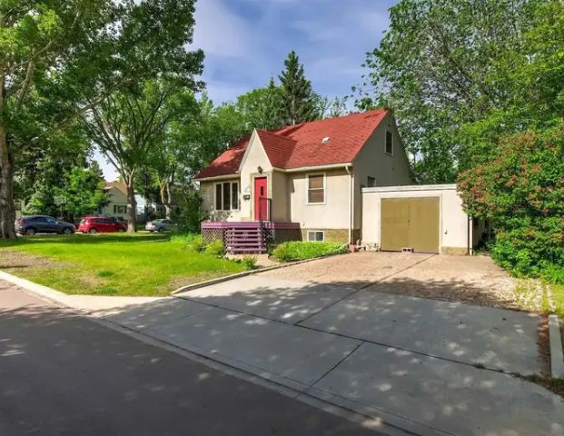 Entire 1400 S FT house in Parkallen, walking to U of A, LRT/Transit, PETS OK! | 7102 112 Street Northwest, Edmonton - Photo 1