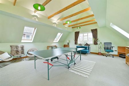 Short let: all bills included. Immaculate and gated home with large office / games room and mature gardens in sought after St. Leonards Hill, Windsor. - Photo 4