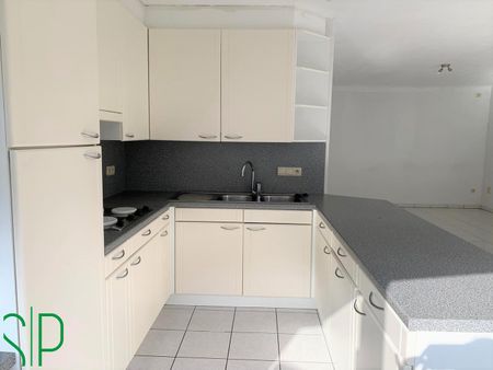 Ruim twee-slaapkamerappartement met terras en autostaanplaats in het centrum van Geel. - Photo 4