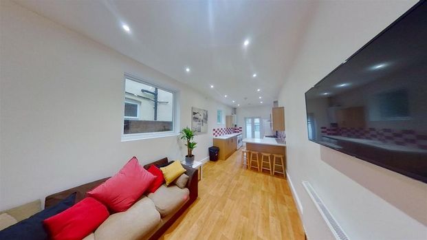 5 bedroom private hall to rent - Photo 1