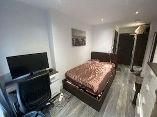 1 bedroom in a house share to rent - Photo 1