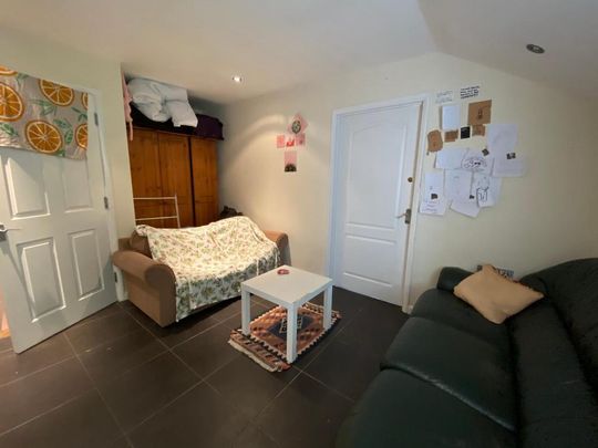 1 bedroom in a house share to rent - Photo 1