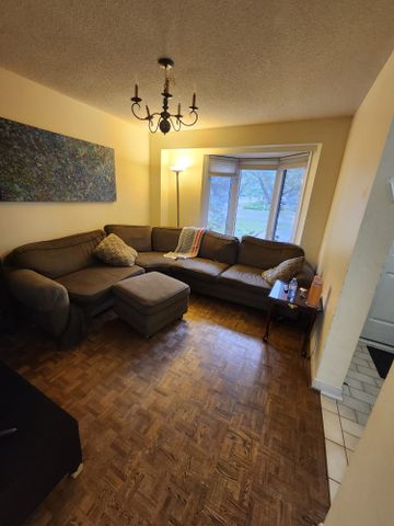 For Lease - 100 Jessica Gardens, Vaughan, Ontario - Photo 2