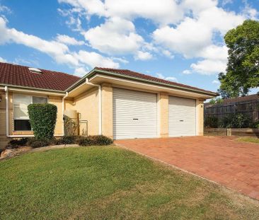 Spacious 3-Bedroom Villa in Quiet Carindale Village with Pool Access - Photo 4