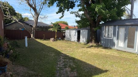 Spacious 4-Bedroom Home with Large Backyard & Separate External Cabin - Photo 3