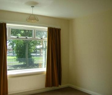 Next to Hull University, Spacious 4 Bed semi-detached student property - Photo 1