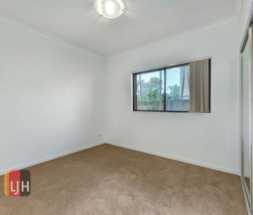 GROUND FLOOR, FULLY AIR CONDITIONED 2 BEDROOM UNIT WITH COURTYARD! - Photo 4