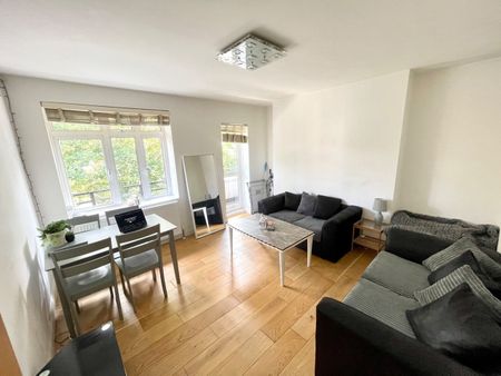 3 Bed Flat, Hawkesworth House, SW4 - Photo 2