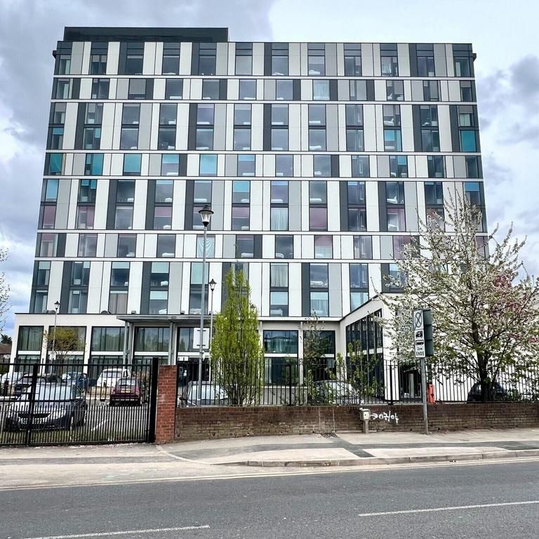 1 bedroom in a flat share to rent - Photo 1