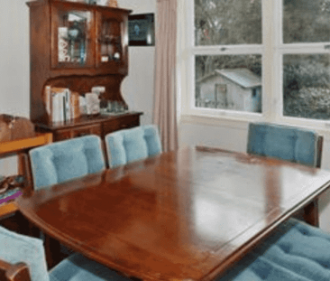 Large four bedroom home close to the hospital! - Photo 5