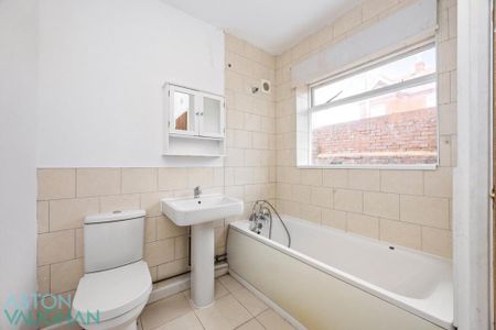 4 bedroom end of terrace house to rent - Photo 2