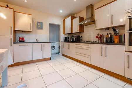 5 bedroom detached house to rent - Photo 4