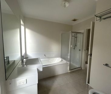 Present like new and just needs you - Photo 6