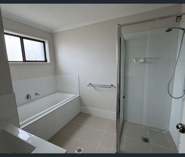 Large modern family home - Photo 5