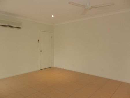 Spacious Three-Bedroom Villa with Mountain Views - Photo 4