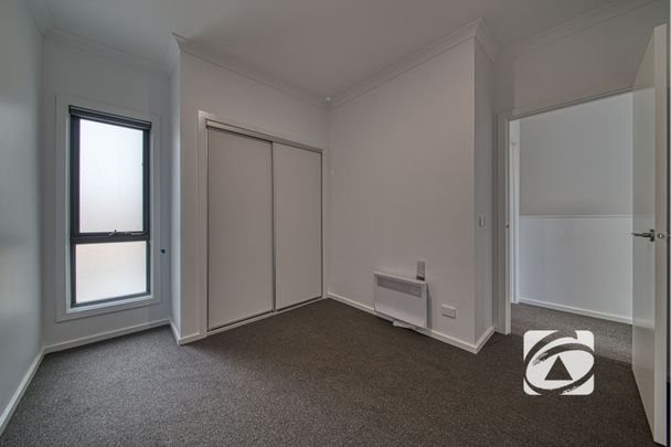 CONTEMPORARY TOWNHOUSE IN ALIRA ESTATE - Photo 1