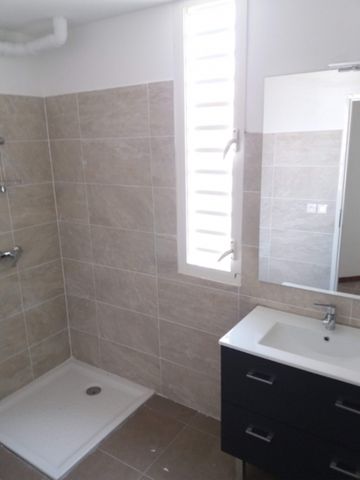 Location Appartement 59m² 3 pièces Fort de france - Photo 2