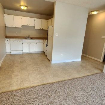 2nd Floor: 208 Thunderbird Apt: 1bd, 1 bath - Photo 1