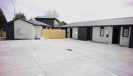 Fully Furnished - Self Contained - Photo 2