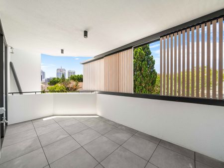 One Double Bedroom Apartment with Sunny Terrace and Parking in Bondi Junction - Photo 5