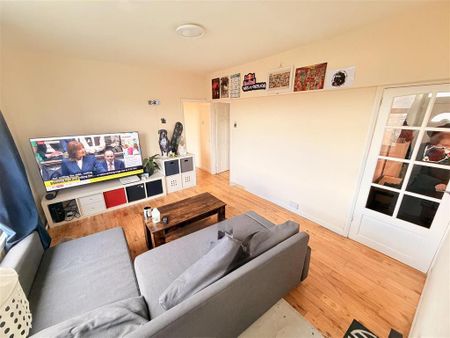 3 bedroom flat to rent - Photo 2