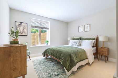 Tucked discreetly away from one of Cambridge’s most distinguished roads lies an exclusive collection of just six newly built residences, each crafted with meticulous attention to detail. - Photo 2