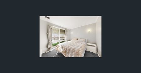 Bright and Spacious Family Home in a Convenient Location - Photo 4