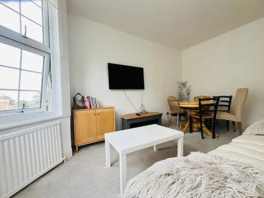 4 Bed Flat, Woodland Terrace, SE7 - Photo 1