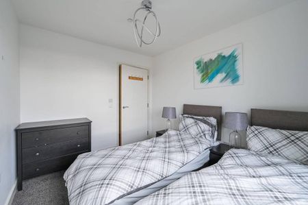 3 bedroom flat to rent - Photo 5