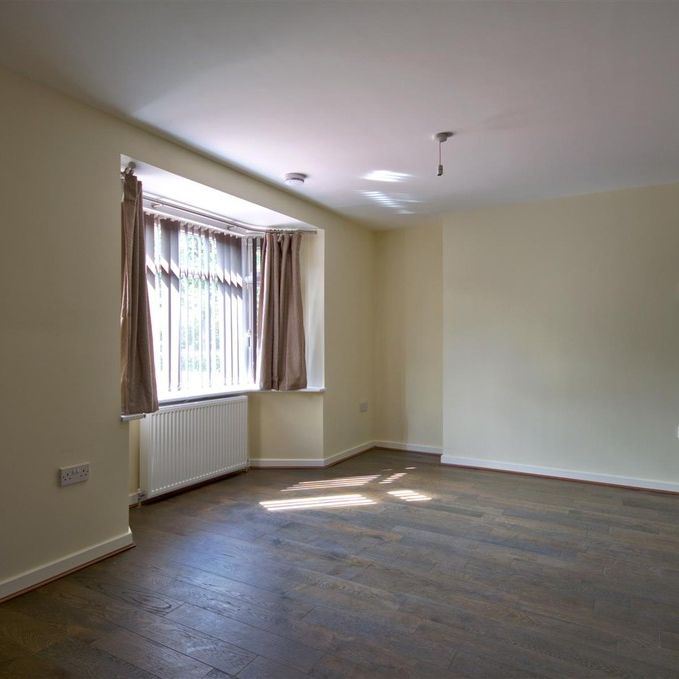 A stylish, high specification apartment with allocated parking a communal gardens, located a short walk from Addenbrooke's Hospital and a 10 minute cycle to the train station. - Photo 1