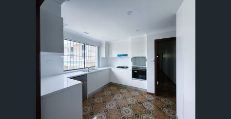 Spacious Double-Brick Family Home with City & Bay Views – Prime Location! - Photo 2