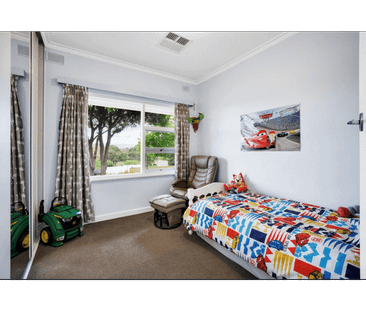 Beautiful Family Home with Swimming Pool and Breathtaking Hill View! - Photo 5