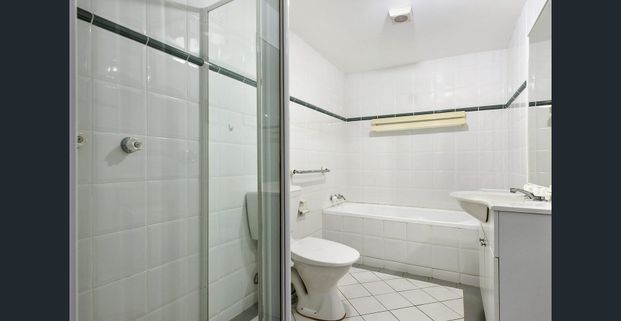 Unique Ground Floor Unit with Garden - Photo 1