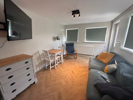 5 bedroom house *one room available* - Photo 2