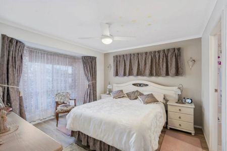 Nestled in one of Carrara's peaceful and family-friendly street, this delightful home is now available for rent. - Photo 3