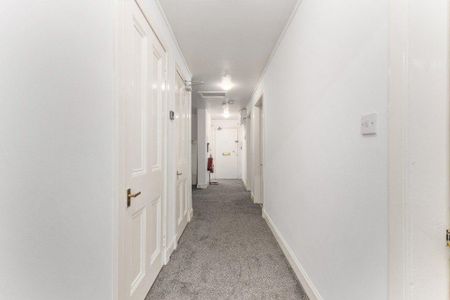 3 bedroom flat to rent - Photo 2