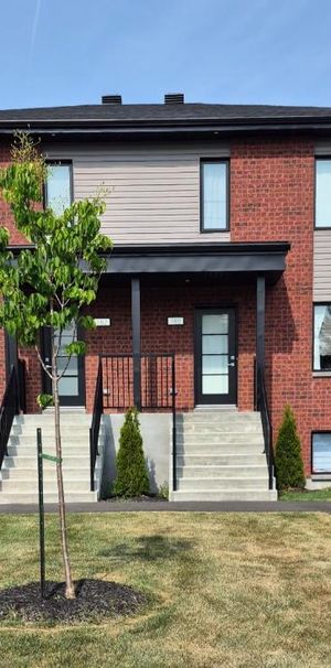 logement 5 1/2 sur deux étages avec cour arrière gazonné à Sainte-Madeleine - Photo 1