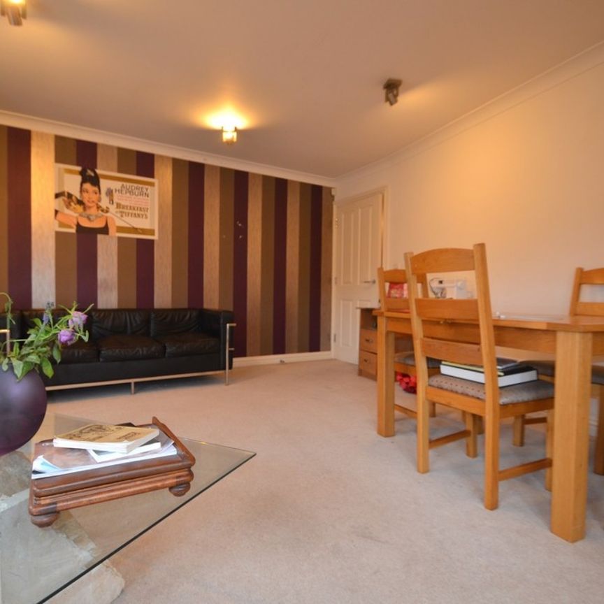 2 bedroom Ground floor flat to rent - Photo 1
