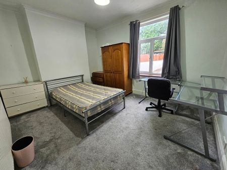 6 Bed Student Accommodation - Photo 5