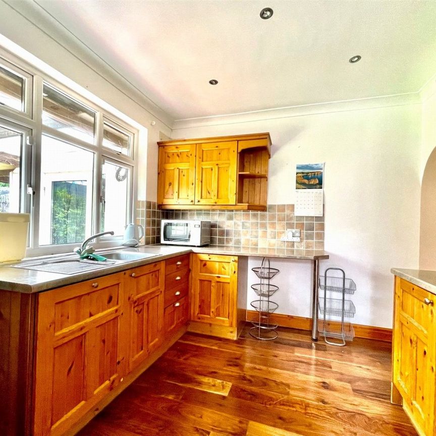 Glebe Road, HA7, Middlesex - Photo 1