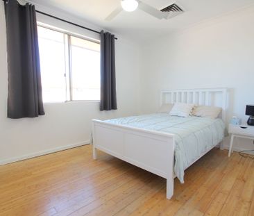 Immaculate 2 Bedroom Security Apartment - Photo 4
