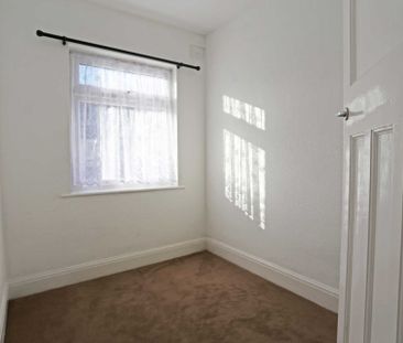 Price £1,800 pcm - Available 01/02/2026 - Part Furnished - Photo 4