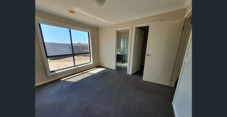 4 Bedrooms Beautiful House with Double Garage for Rent - Photo 5