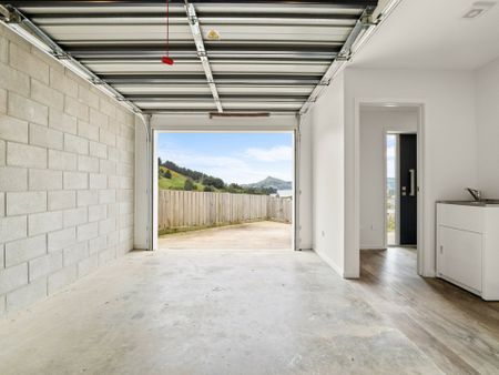 A modern home with a harbour view! - Photo 4